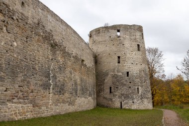 Izborsk, Pskov bölgesi / Rusya - 10.08.2019: Izborsk Ortaçağ kalesi.