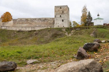Izborsk, Pskov bölgesi / Rusya - 10.08.2019: Izborsk Ortaçağ kalesi.