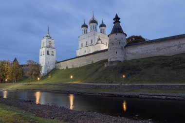 Ekim ayında Pskov. Pskova nehri kıyıları ve Pskov Kremlin. Trinity Katedrali, Pskov, Rusya