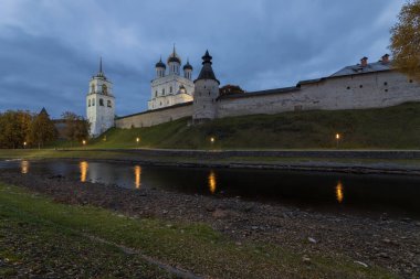 Ekim ayında Pskov. Pskova nehri kıyıları ve Pskov Kremlin. Trinity Katedrali, Pskov, Rusya