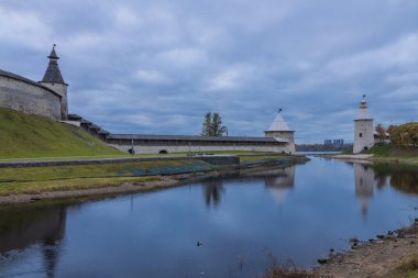 Ekim ayında Pskov. Pskova nehri kıyıları ve Pskov Kremlin. Trinity Katedrali, Pskov, Rusya