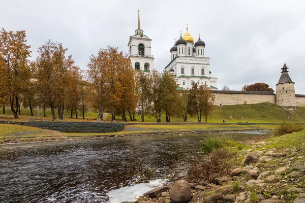Pskov Octubre Las Orillas Del Río Pskova Kremlin Pskov Catedral — Foto de Stock