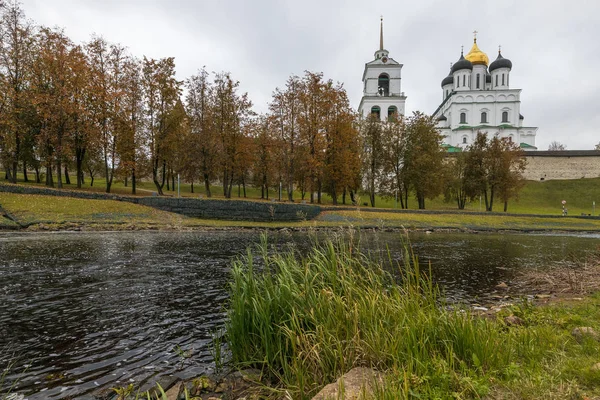 Pskov Octubre Las Orillas Del Río Pskova Kremlin Pskov Catedral — Foto de Stock