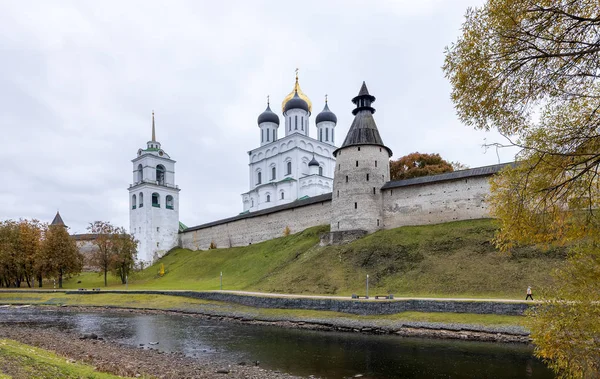 Pskov Říjnu Březích Řeky Pskovy Pskovského Kremlu Katedrála Trojice Pskov — Stock fotografie