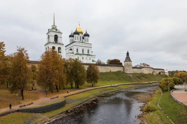 Pskov Octubre Las Orillas Del Río Pskova Kremlin Pskov Catedral — Foto de Stock