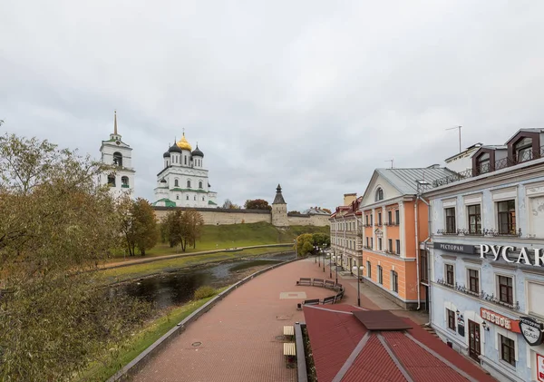 Pskov Octubre Las Orillas Del Río Pskova Kremlin Pskov Catedral — Foto de Stock