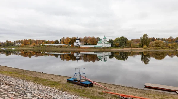 Orillas Del Río Velikaya Remadores Bases Deportivas Monasterio Mirozhsky Catedral —  Fotos de Stock