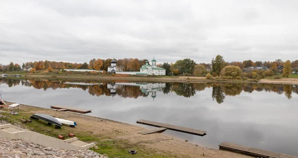 Orillas Del Río Velikaya Remadores Bases Deportivas Monasterio Mirozhsky Catedral —  Fotos de Stock