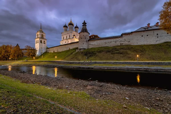 Ekim ayında Pskov. Pskova nehri kıyıları ve Pskov Kremlin. Trinity Katedrali, Pskov, Rusya