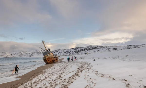 Łódka Rybacka Leżąca Boku Wyrzucona Przez Burzę Brzegu Morza Barentsa — Zdjęcie stockowe