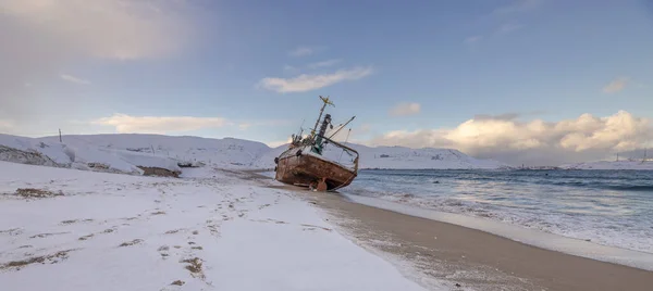 Łódka Rybacka Leżąca Boku Wyrzucona Przez Burzę Brzegu Morza Barentsa — Zdjęcie stockowe