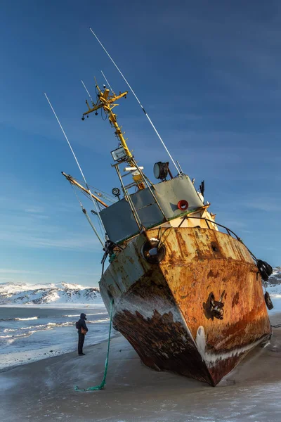 Yan Yatmış Bir Balıkçı Teknesi Barents Denizi Kıyısında Bir Fırtınayla — Stok fotoğraf
