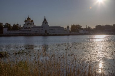 Kostroma Nehri kıyısındaki Kostroma şehrinde gün batımında kutsal Trinity Ipatiev manastırı. Rusya 'nın altın yüzüğü.