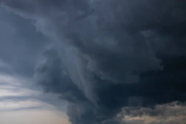 Dunkler Himmel Vor Einem Gewitter — Stockfoto