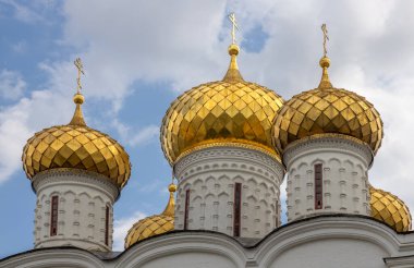 Kostroma Nehri kıyısındaki Kostroma şehrinde gökgürültüsü altında kutsal Trinity Ipatiev manastırı. Rusya 'nın altın yüzüğü.
