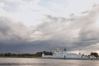 Kostroma Nehri kıyısındaki Kostroma şehrinde gökgürültüsü altında kutsal Trinity Ipatiev manastırı. Rusya 'nın altın yüzüğü.