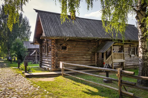 青空の下にある木造建築の博物館 Kostroma Sloboda ドミトリエフスカヤ教会 Spaso Fominskaya 17世紀 ロシアの黄金の指輪 ロシアのホストロマ — ストック写真