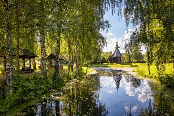 青空の下にある木造建築の博物館 Kostroma Sloboda ドミトリエフスカヤ教会 Spaso Fominskaya 17世紀 ロシアの黄金の指輪 ロシアのホストロマ — ストック写真