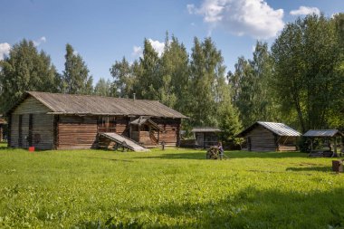 Açık gökyüzünün altındaki ahşap mimari müzesi. Eski bir Rus köylü evi. Rusya 'nın altın yüzüğü. Kostroma Sloboda, Kostroma, Rusya