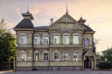19. yüzyılın tarihi ahşap binası (Stozharov evi) SIMANOVSKAYA caddesi, Kostroma, Rusya