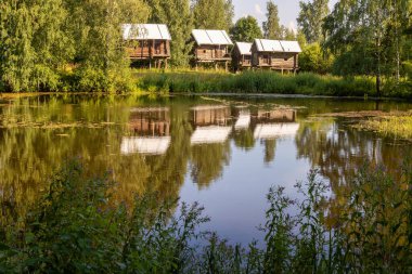 Açık gökyüzünün altındaki ahşap mimari müzesi. Eski bir Rus köylü evi. Rusya 'nın altın yüzüğü. Kostroma Sloboda, Kostroma, Rusya