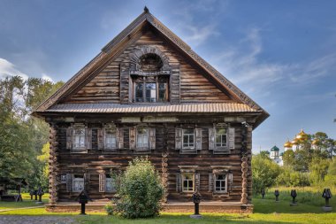Açık gökyüzünün altındaki ahşap mimari müzesi. Eski bir Rus köylü evi. 1857 'de zengin bir köylü kereste üreticisi olan Lipatov' un evi. Rusya 'nın altın yüzüğü. Kostroma Sloboda, Kostroma, Rusya