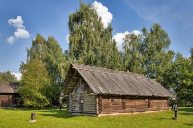 Açık gökyüzünün altındaki ahşap mimari müzesi. Eski bir Rus köylü evi. Rusya 'nın altın yüzüğü. Kostroma Sloboda, Kostroma, Rusya