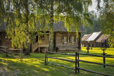 Açık gökyüzünün altındaki ahşap mimari müzesi. Eski bir Rus köylü evi. Rusya 'nın altın yüzüğü. Kostroma Sloboda, Kostroma, Rusya