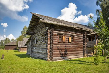 Açık gökyüzünün altındaki ahşap mimari müzesi. Eski bir Rus köylü evi. Rusya 'nın altın yüzüğü. Kostroma Sloboda, Kostroma, Rusya