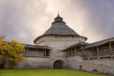 Pskov Kremlin 'in kale duvarı