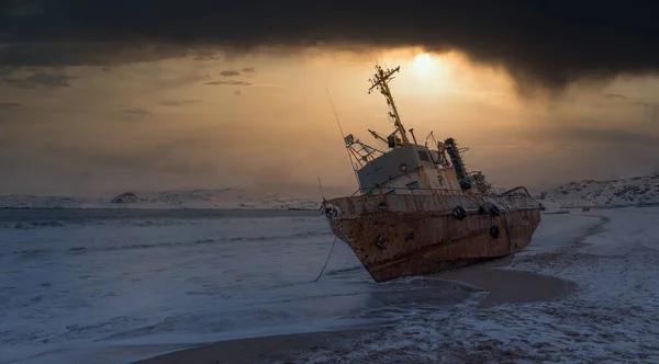 Bir Fırtına Tarafından Kıyıya Vurulan Terk Edilmiş Bir Balıkçı Teknesi — Stok fotoğraf