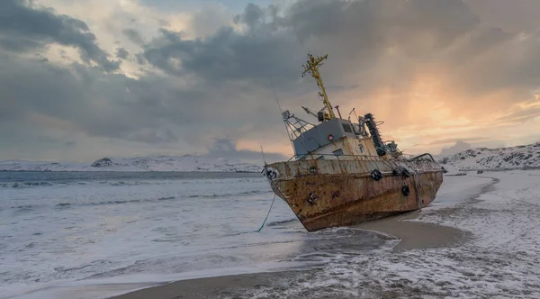 Bir Fırtına Tarafından Kıyıya Vurulan Terk Edilmiş Bir Balıkçı Teknesi — Stok fotoğraf