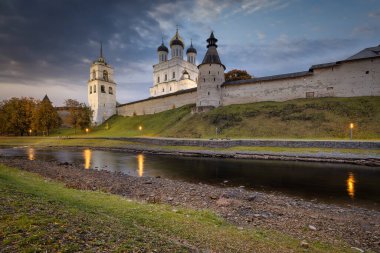 Pskova nehri kıyıları ve Pskov Kremlin. Trinity Katedrali, Pskov, Rusya