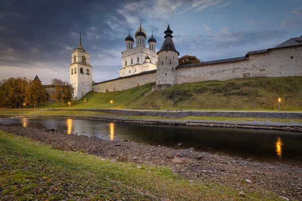 Pskova nehri kıyıları ve Pskov Kremlin. Trinity Katedrali, Pskov, Rusya