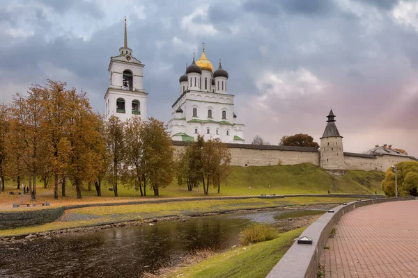 Margens Rio Pskova Kremlin Pskov Krom Trinity Cathedral Pskov Rússia — Fotografia de Stock