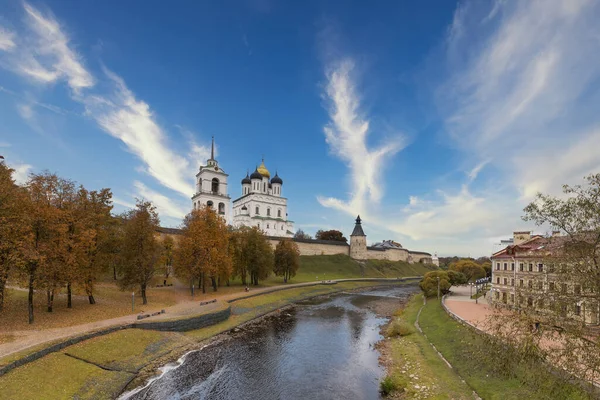 Las Orillas Del Río Pskova Kremlin Pskov Krom Catedral Trinidad — Foto de Stock