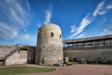 Izborsk kalesinin ortaçağ kulesi. Pskov bölgesi, Rusya