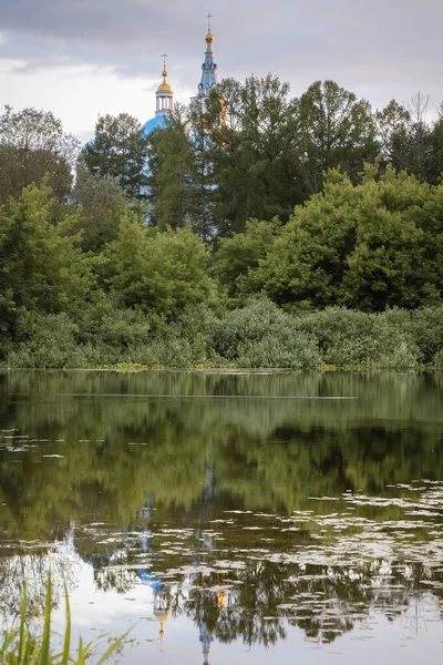 Spaso-Blachernae manastırının önündeki gölet. Dedenevo, Dmitrov bölgesi, Moskova bölgesi, Rusya