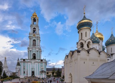 Kutsal Trinity-St. Sergius Lavra 'daki çan kulesi ve Kutsal Ruh Kilisesi' nin önündeki bölge.