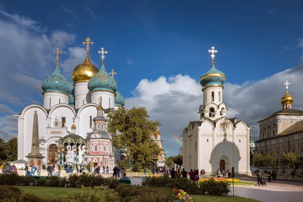 Katedral varsayımının önündeki alan, Godunov ve Nadkladeznaya şapelinin gömüldüğü yer. Yağmurdan sonra gökkuşağı