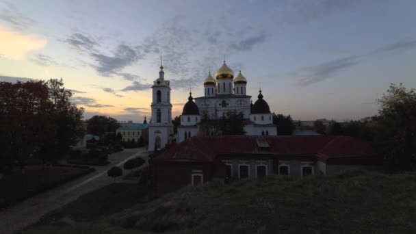 Timelapse Nubes Flotantes Sobre Catedral Asunción Dmitrov Rusia Tiempo Puesta — Vídeos de Stock