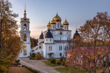Dmitrov Kremlin 'deki Varsayım Katedrali. Dmitrov 'un başlıca mimari cazibelerinden biri 16. yüzyılın başlarında inşa edildi. Dmitrov, Rusya
