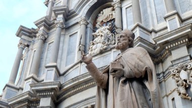 Basilica di Santagata önünde ki heykel.
