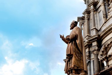 Basilica di Santagata önünde ki heykel.
