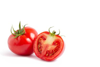 İki domates bir bütün ve yarısı beyaz arka planda izole.
