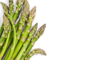 Beyaz arkaplanda, yatay olarak izole edilmiş metin için boş alanı olan taze kuşkonmazdan yapılmış düzen