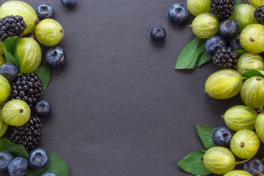 Böğürtlen, böğürtlen, böğürtlen, Bektaşi üzümü ve siyah üzerine nane içeren boş alanı olan dut çerçeveli duvar kağıdı.