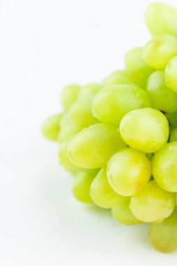 Yeşil üzüm dalında dikey yakın plan görüntüsü