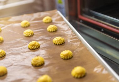 Fırıncı fırında ekmek pişirmeye hazırlanıyor. Fırın, taze pişmiş bir kabuğu yakın tutuyor. Ailesiyle birlikte karantina evindeki etkinlik sırasında..