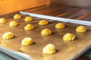 Fırıncı fırında ekmek pişirmeye hazırlanıyor. Fırın, taze pişmiş bir kabuğu yakın tutuyor. Ailesiyle birlikte karantina evindeki etkinlik sırasında..